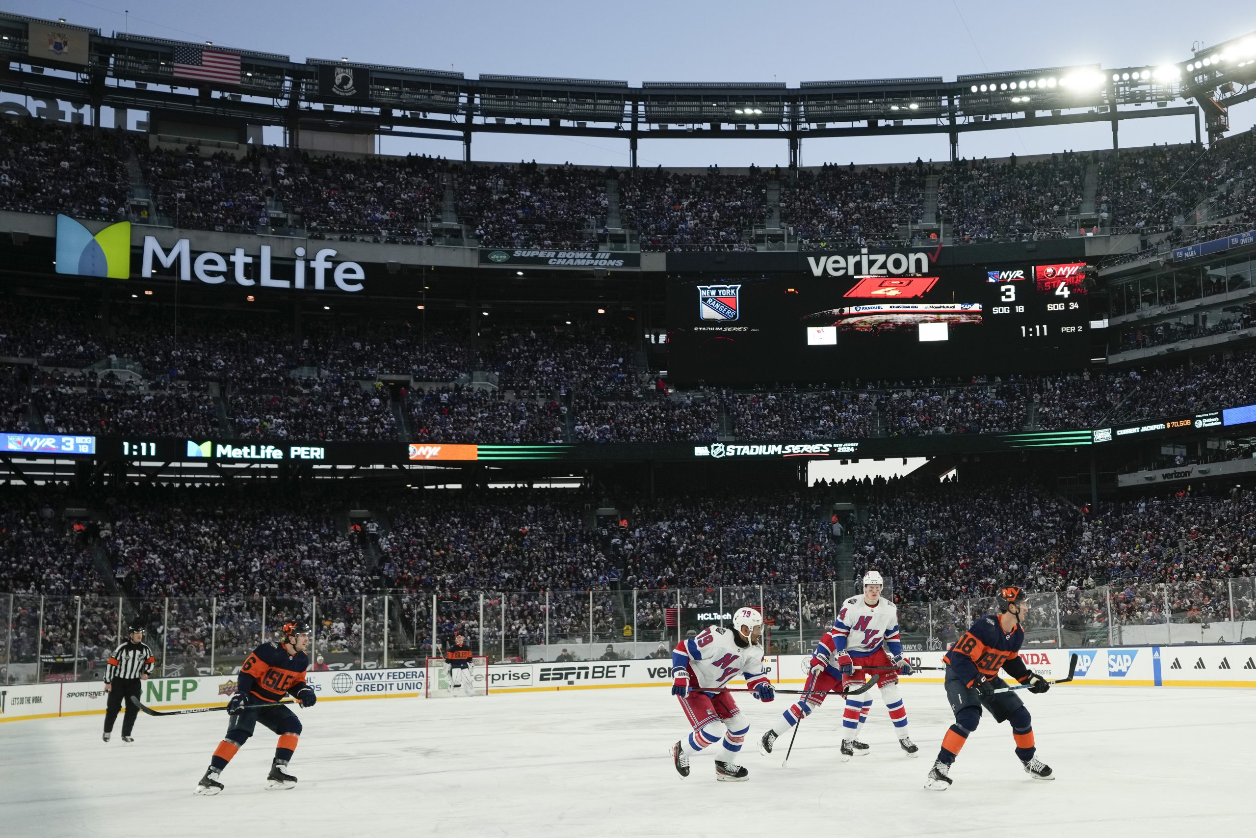 Eishockey im Met Life Football Stadion vor 70.000 Leuten – NY Rangers gewinnen gegen Lokalrivalen NY Islanders 6:5 in außergewöhnlichem Spiel