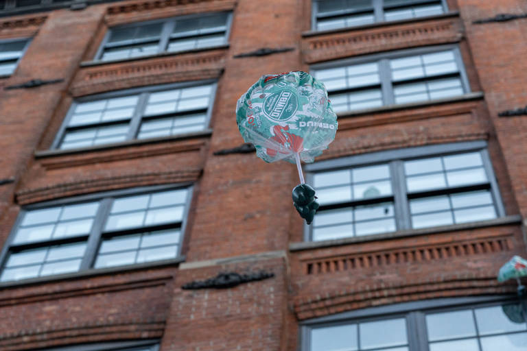 Warum in Brooklyn Tausende Spielzeugelefanten mit Fallschirmen vom Himmel fallen