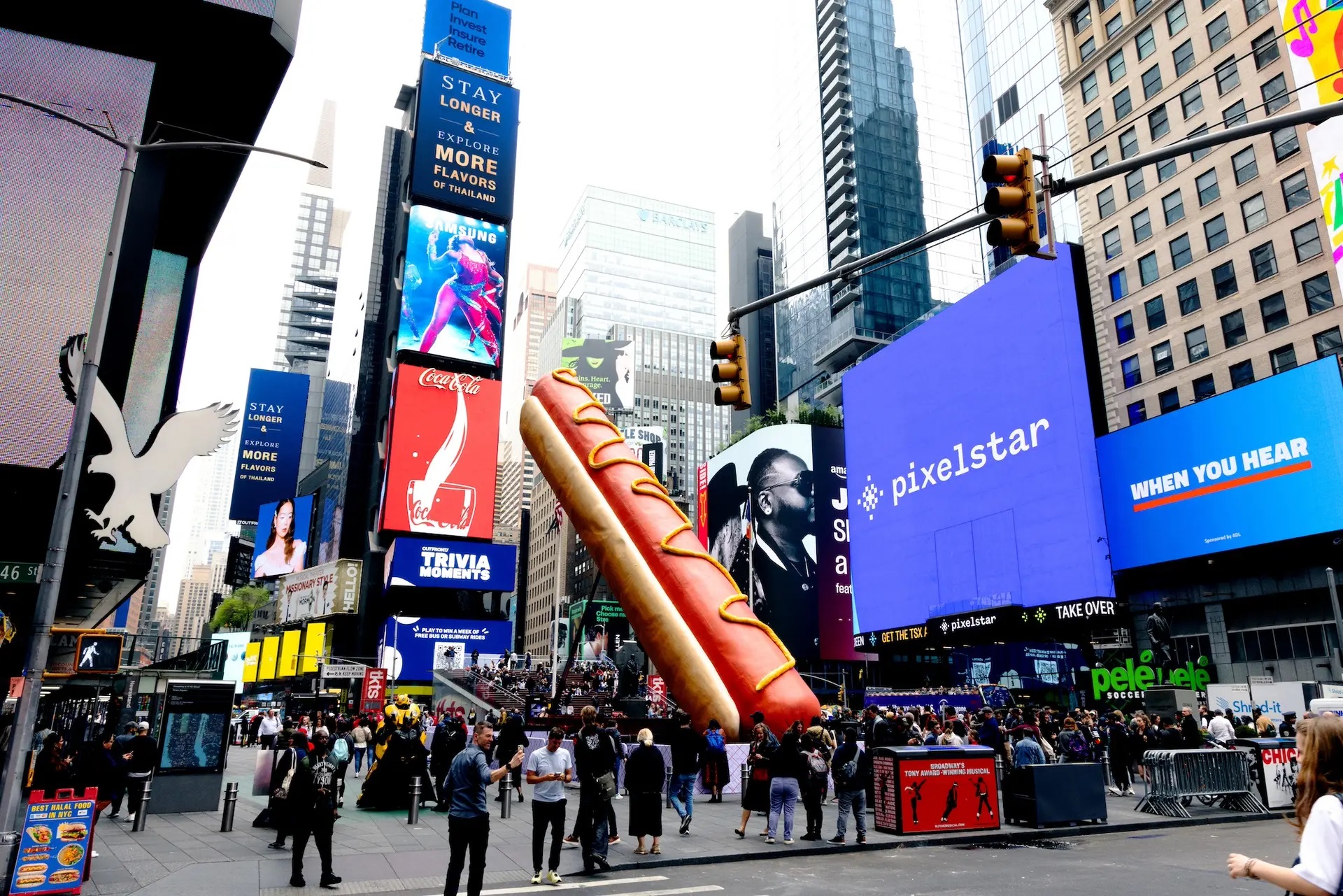 20 Meter lange, Konfetti sprühende Hot Dog Skulptur steht bis 13. Juni auf dem Times Square
