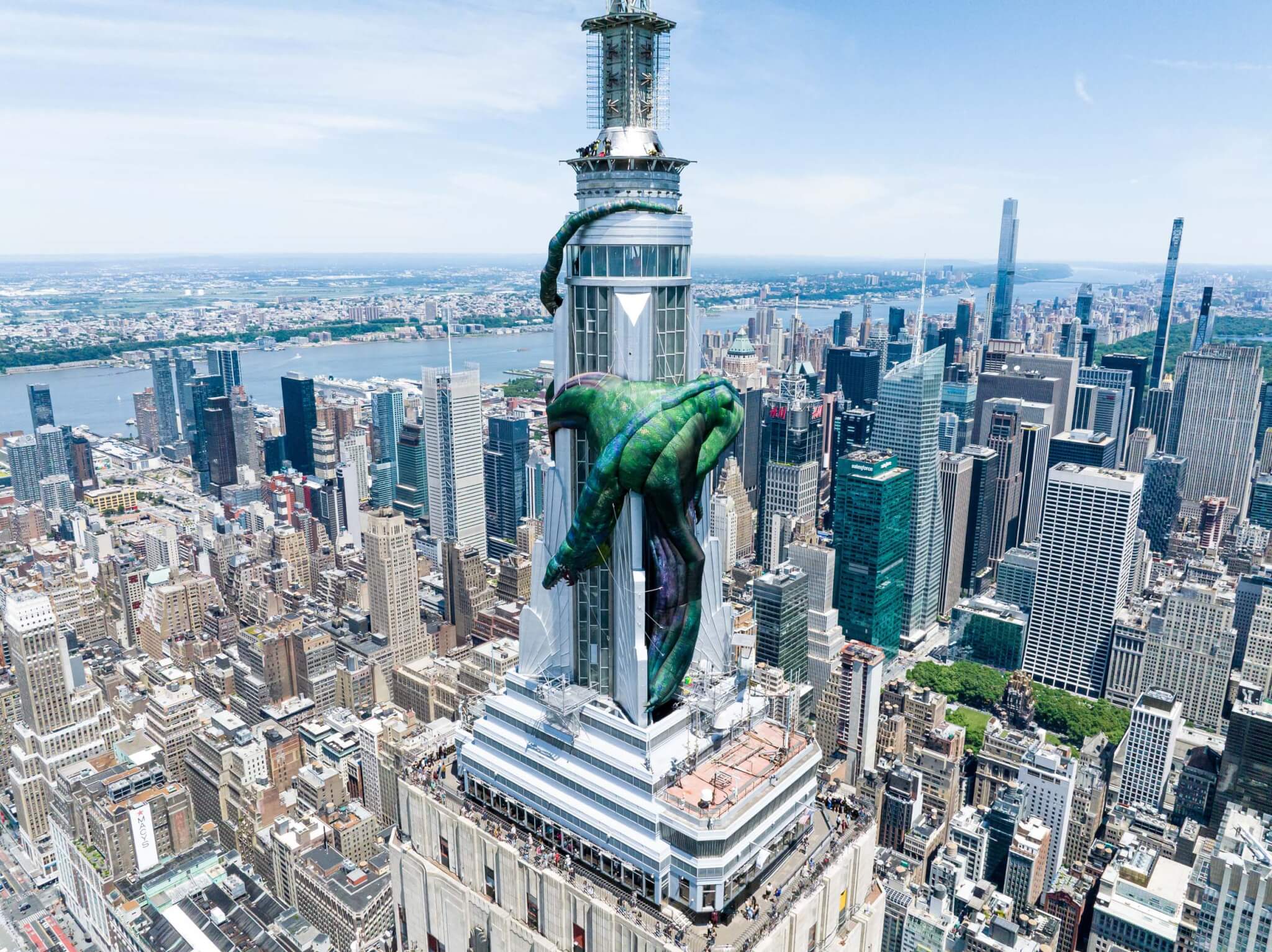 82 Meter langer Drachen umschlingt das Empire State Building – was steckt dahinter?