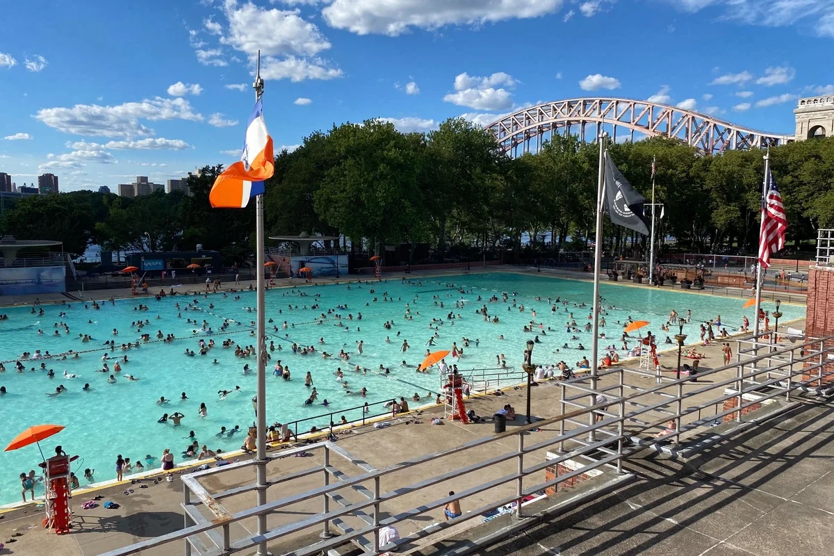 Astoria Pool – Schwimmbecken für 3000 Leute und New Yorker Sommerikone – nach 19 Mio. USD teuren Renovierungsarbeiten wiedereröffnet