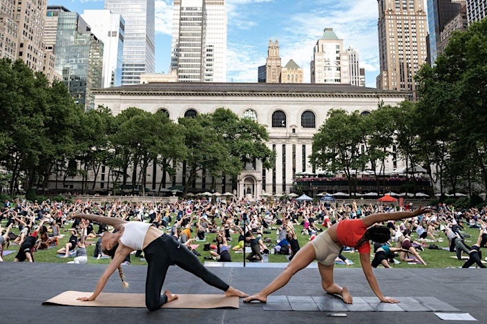 Umgeben von Wolkenkratzern – Im Bryant Park mitten in Manhattan gibt es bis 25. September kostenlose Yoga Events mit  Toplehrer*innen