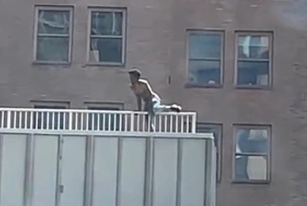 Mann wirft Möbel vom 20. Stock eines Gebäudes auf der 5th Avenue auf den Bürgersteig (mit Video 0:31)