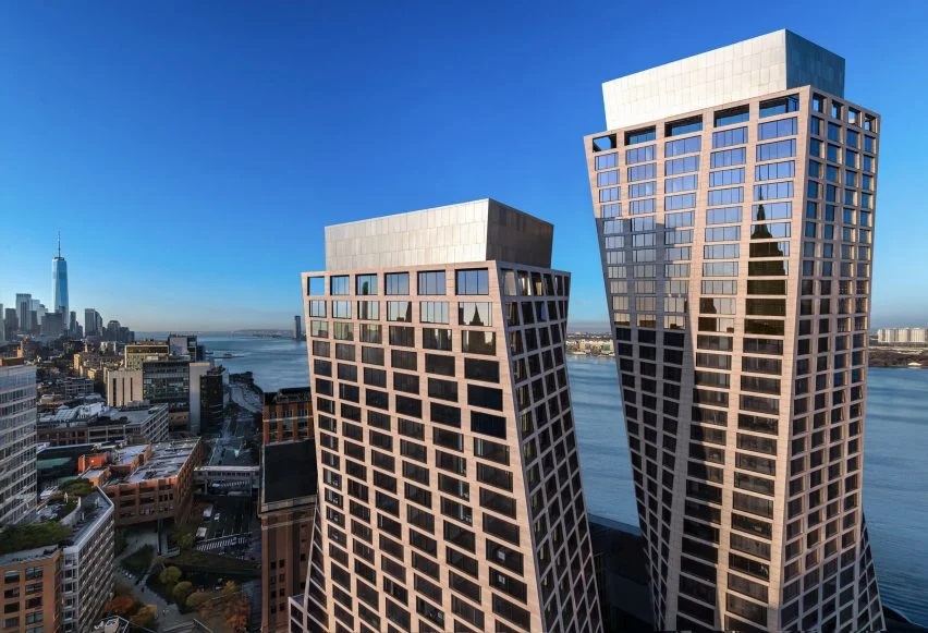 Zwei in sich drehend erscheinende Hochhäuser am High Line Park fertiggestellt