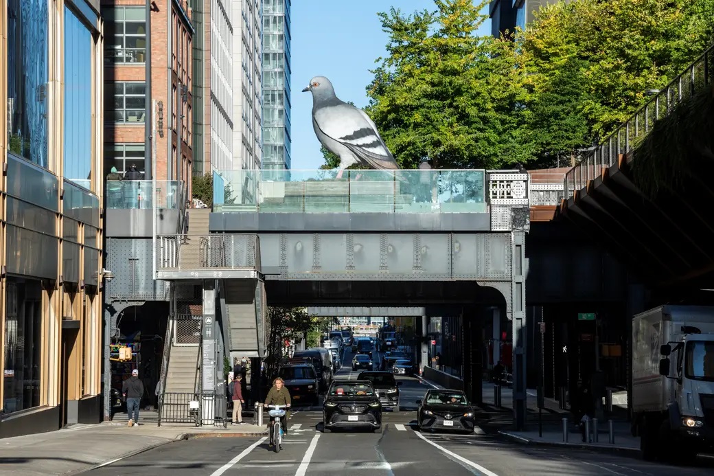 Eine riesige Taube thront jetzt über dem High Line Park und blickt über die 10th Avenue