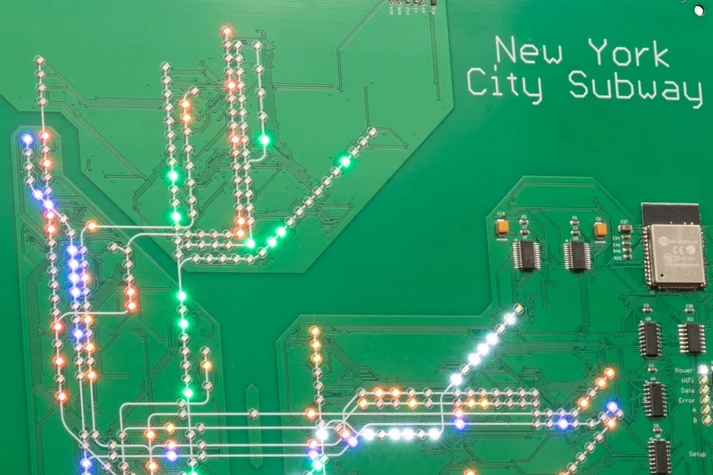 Im MoMA Shop – Platine mit 599 LEDs zeigt die Echtzeitposition aller New Yorker U-Bahnen an