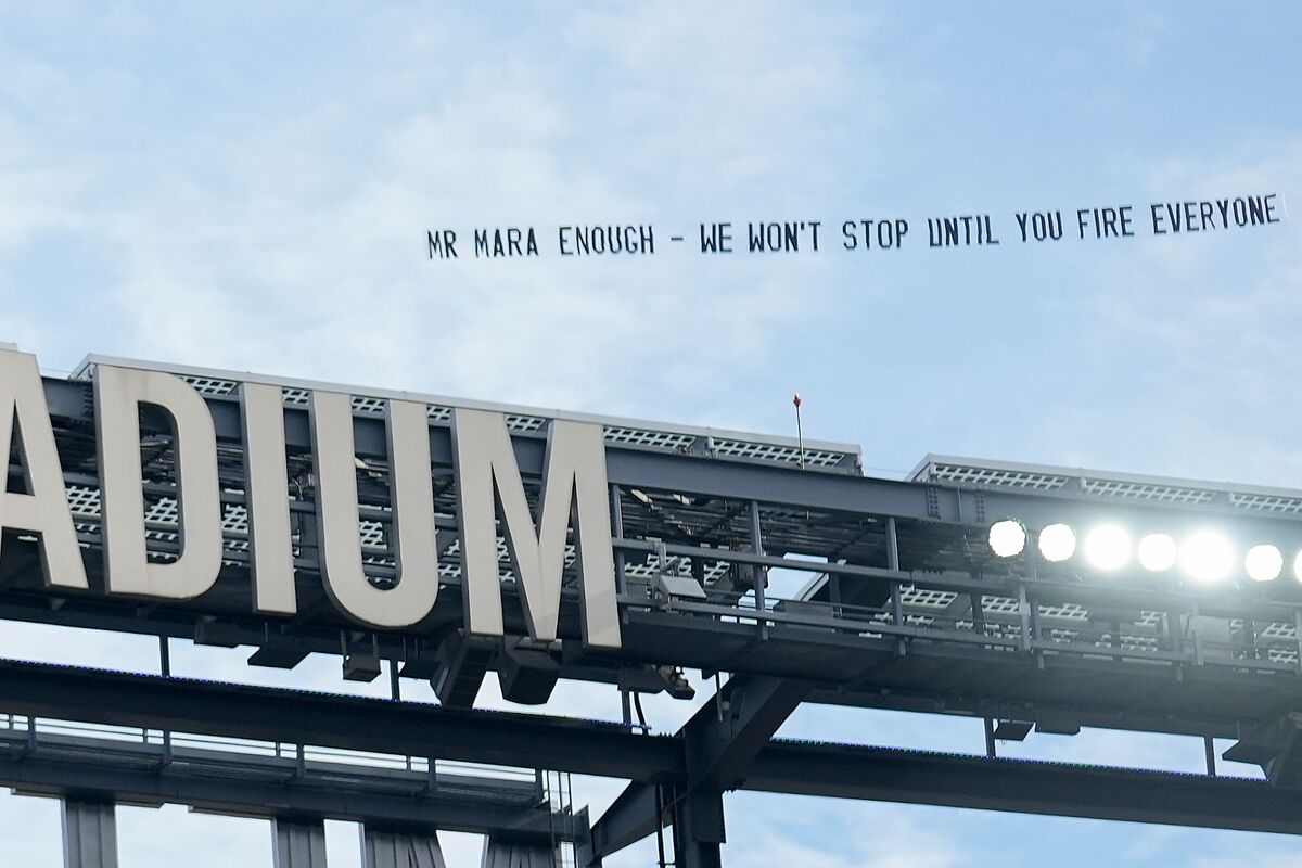 Flugzeug umkreist MetLife Stadium in dem die New York Giants Niederlage nach Niederlage erleiden und fordert Besitzer auf Banner auf “alle zu feuern.“