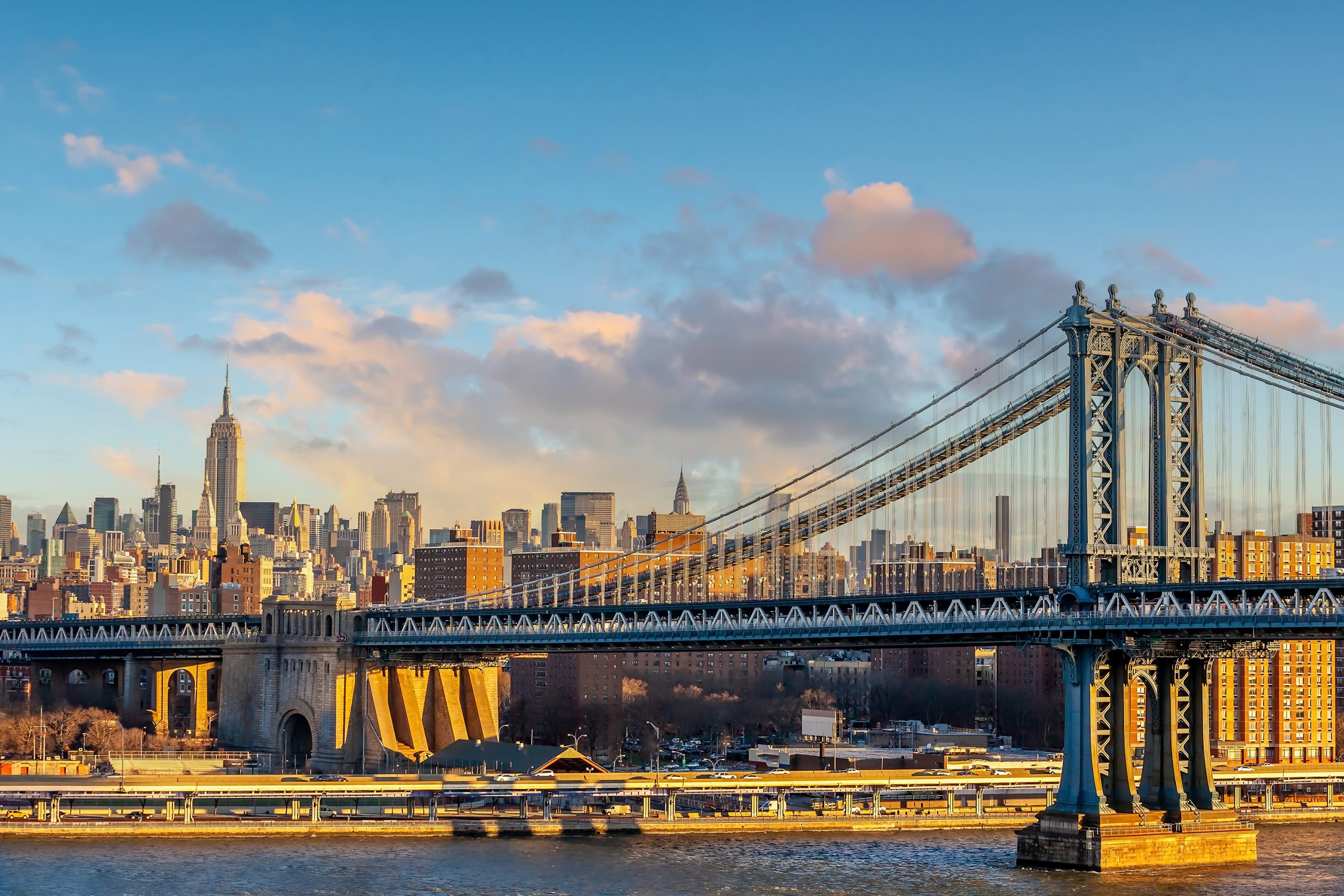 Die erste moderne Stahlhängebrücke der Welt, die U-Bahn taugliche Manhattan Bridge wurde vor 115 Jahren eröffnet