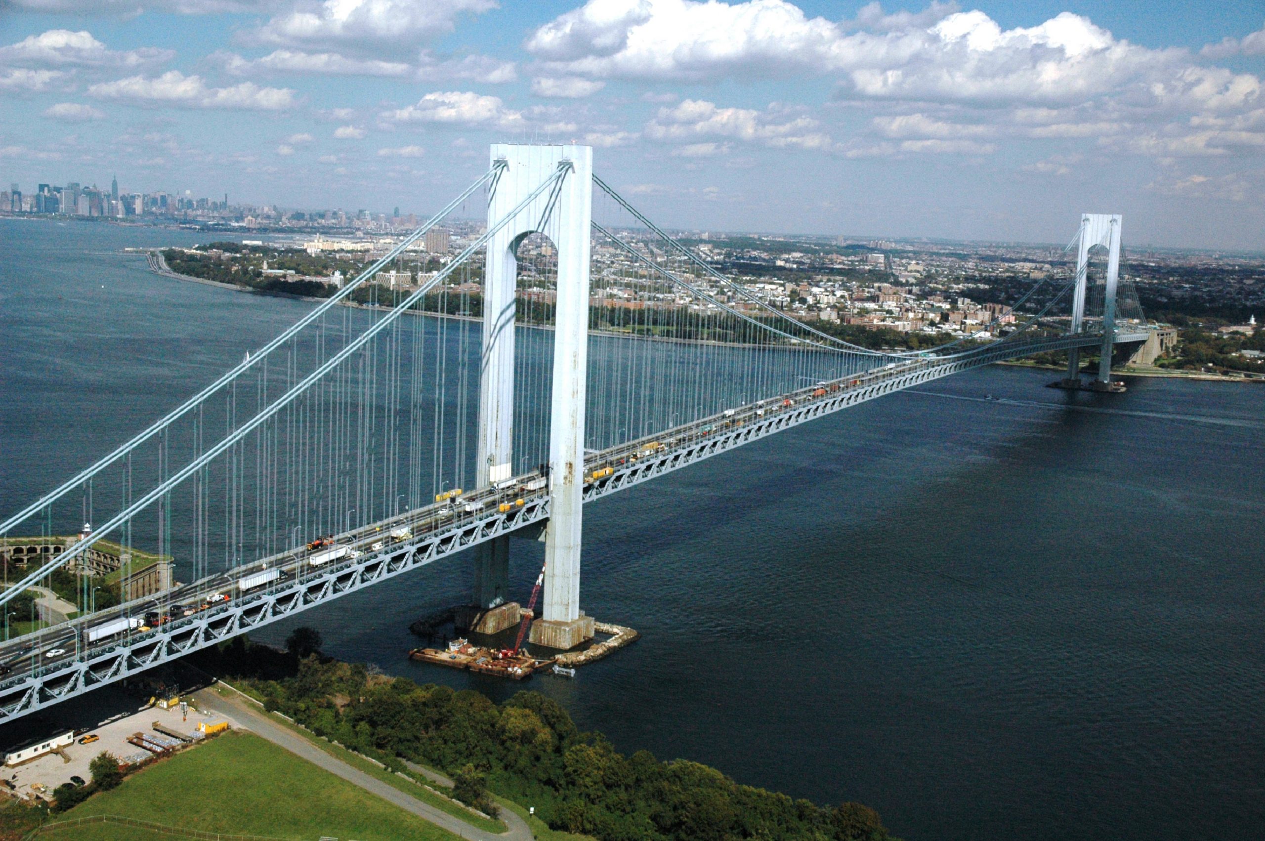 Sie verbindet Staten Island mit Brooklyn – die Verrazzano Narrows, die ehemals längste Hängebrücke der Welt, wurde 60