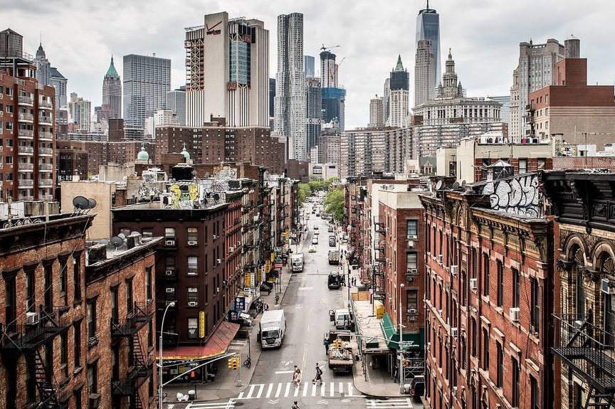 Der Wohnungsmarkt in New York kann brutal sein, aber es gibt auch Mieterschutz, Preisbremsen, Sozialwohnungen, Beihilfen, Apartmentlotterien und als mieterfreundlich geltende Gerichte