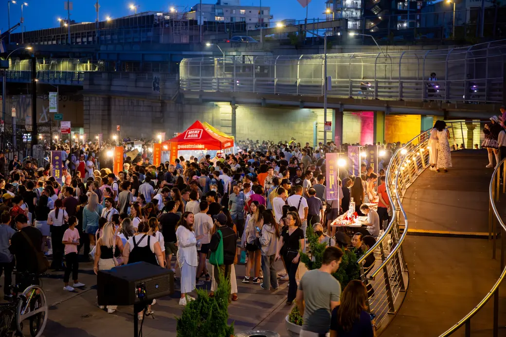Auf Night Markets kann man einen erschwinglichen, unterhaltsamen Abend verbringen und dabei lokale Essensanbieter, Händler und Kreative unterstützen