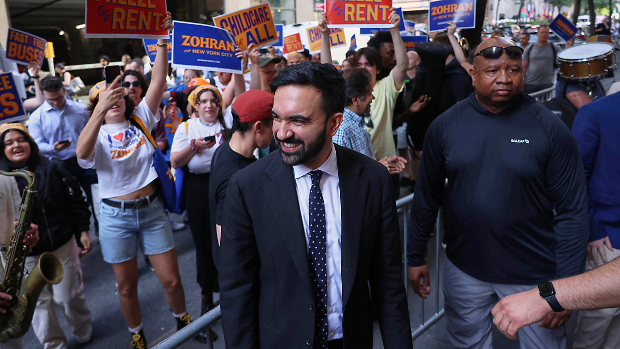 Politische Sensation in New York – bis vor kurzem unbekannter ‚Sozialistischer Demokrat‘ Zohran Mamdani wird mit großer Wahrscheinlichkeit nächster Bürgermeister – Warum die Entscheidung schon am Dienstag fiel, nicht erst am Wahltag im November und welche gewaltige Machtfülle das Amt hat