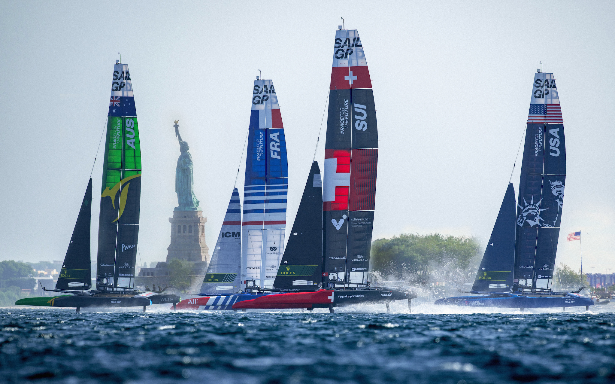 SailGP: Am Wochenende gab es im New Yorker Hafen Rennen mit 100 km/h schnellen Segelbooten aus 12 Ländern (auch D, CH), dazu Sommerfestprogramm mit DJs, Bands und Katamaran-Simulator